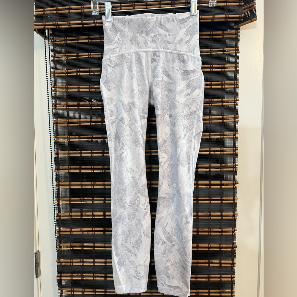 Lululemon Abstract woman’s Athletic Leggings Sz 2